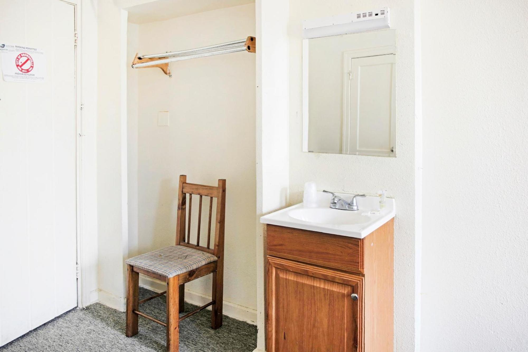Oyo Historic Cameron Hotel Brownsville I-69E Ngoại thất bức ảnh