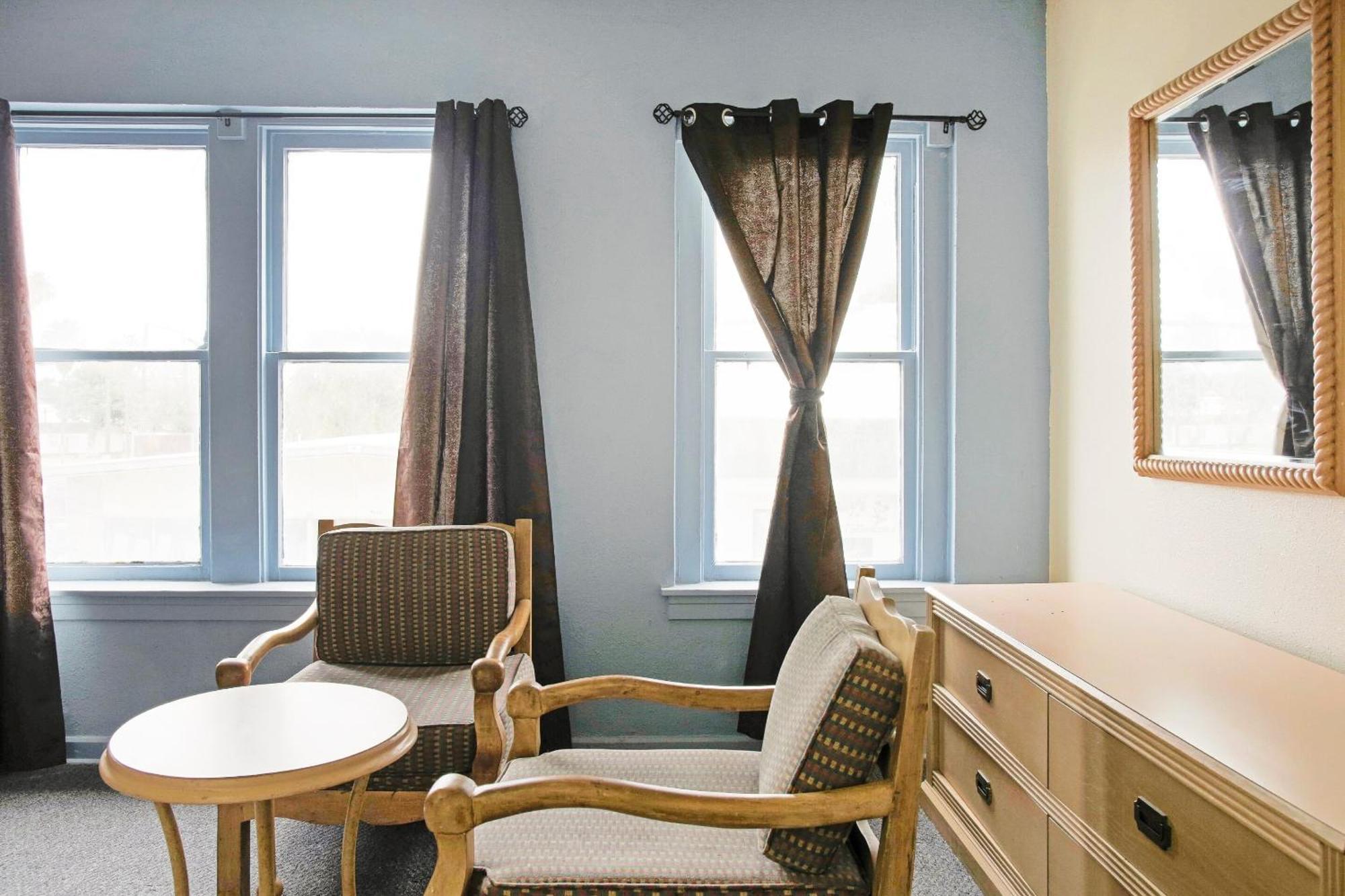 Oyo Historic Cameron Hotel Brownsville I-69E Ngoại thất bức ảnh